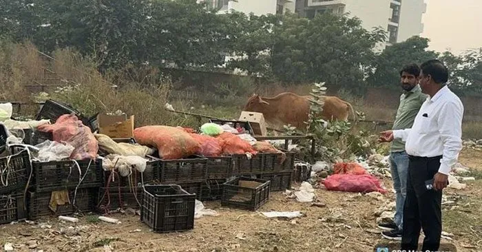 खुले में कूड़ा डालने, कूड़े में आग लगाने वालों का किया चालान