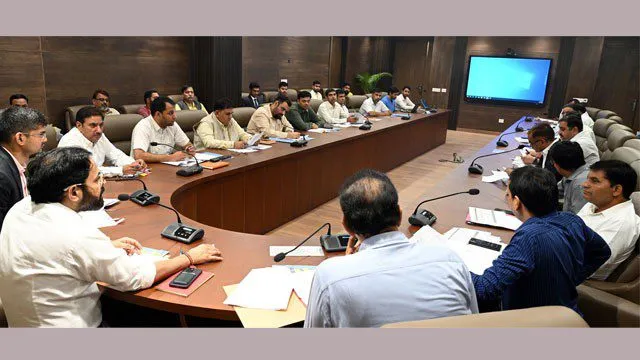 नगर निगम आयुक्त पीसी मीणा ने अधिकारियों से की मासिक समीक्षा बैठक