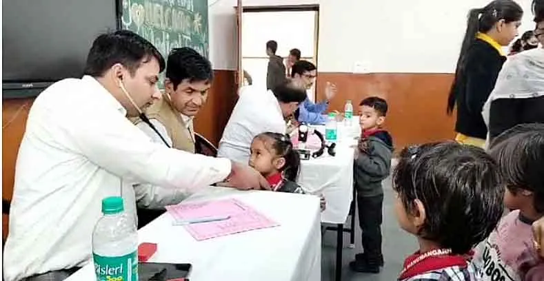 स्पेशलिस्ट डॉक्टर्स की टीम ने जांचा बच्चों का स्वास्थ्य