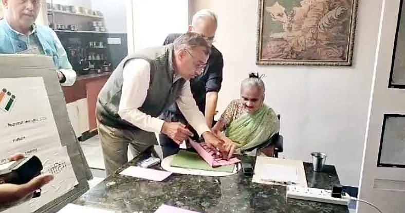 1 हजार 863 वोटर्स ने डाले घर से ही वोट!