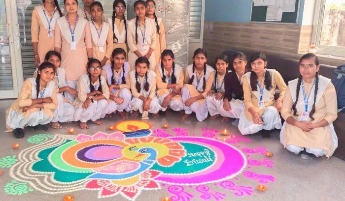 Rangoli: रंगोली प्रतियोगिता में बनाईं मनोहारी रंगोली