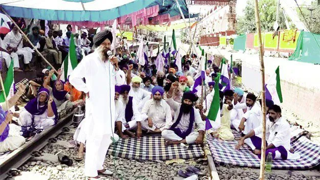 गन्ना किसानों का धरना तीसरे दिन भी जारी, रेलवे ट्रैक रोके