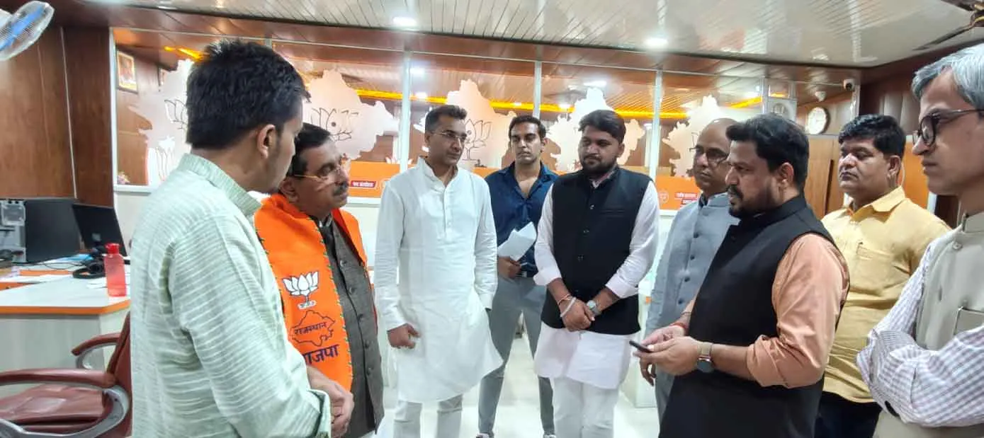 केंद्रीय मंत्री ने किया भाजपा आईटी विभाग के वाटसऐप चैंबर का निरीक्षण