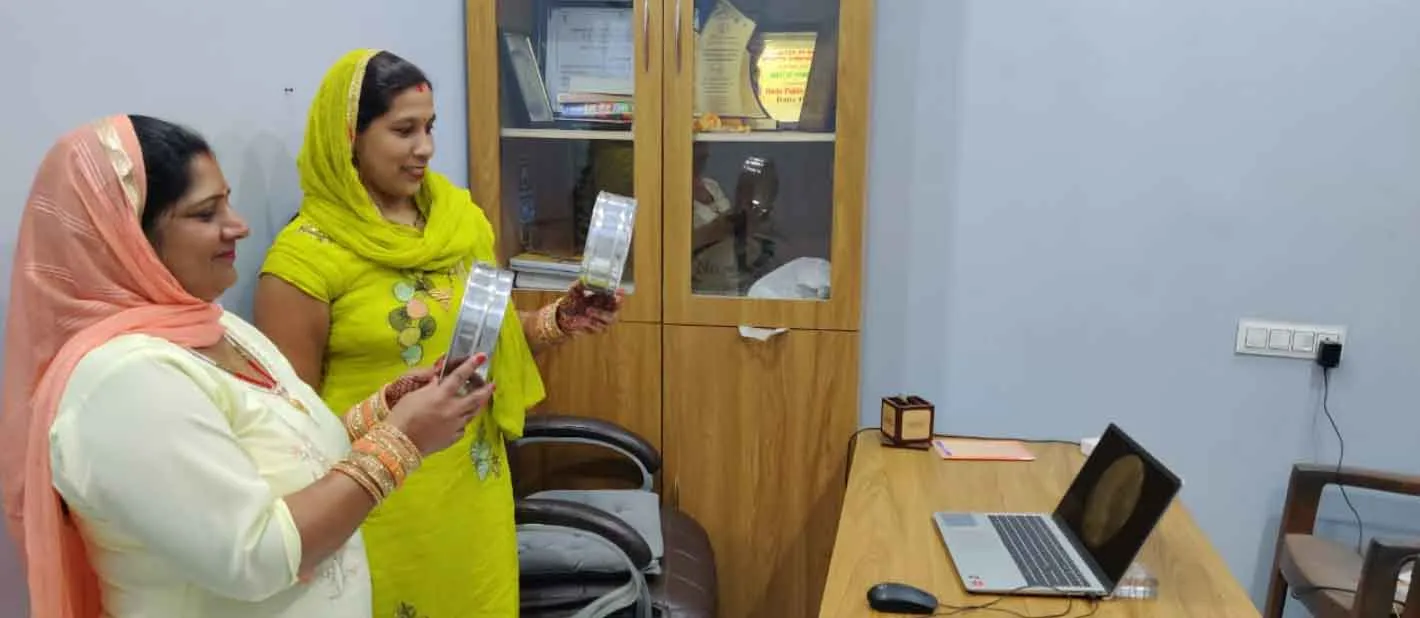 Karwa Chauth 2023: बादलों में चाँद छिपा तो सुहागिनों ने नासा पर किया चाँद का दीदार