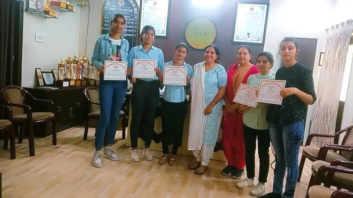 कहानी लिखने की प्रतियोगिता में समीति रही प्रथम