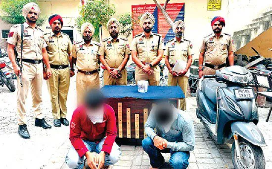 2 आरोपियों को गिरफ्तार कर डेढ़ लाख रूपये की नकदी व स्कूटी की बरामद, एक फरार