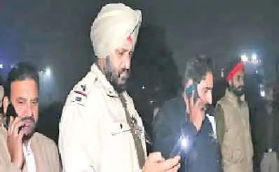 चालक रेलवे ट्रैक पर ट्रक छोड़ हुआ फरार, रेल ड्राईवर की सूझबूझ से टला हादसा