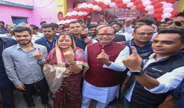 Madhya Pradesh: सीएम शिवराज ने परिवार के साथ किया मतदान