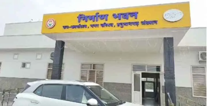 दीपावली के मद्देनजर रोशनी से जगमग हुए मुख्य चौक-चौराहे