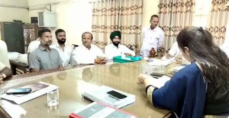 सभापति ने निर्दलीय प्रत्याशी के तौर पर दाखिल किया नामांकन