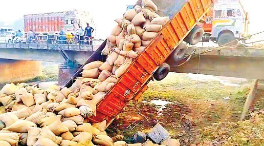 सुनाम-संगरूर पुल पर फिर हुआ हादसा, नाले में गिरा बोरियों से भरा ट्राला
