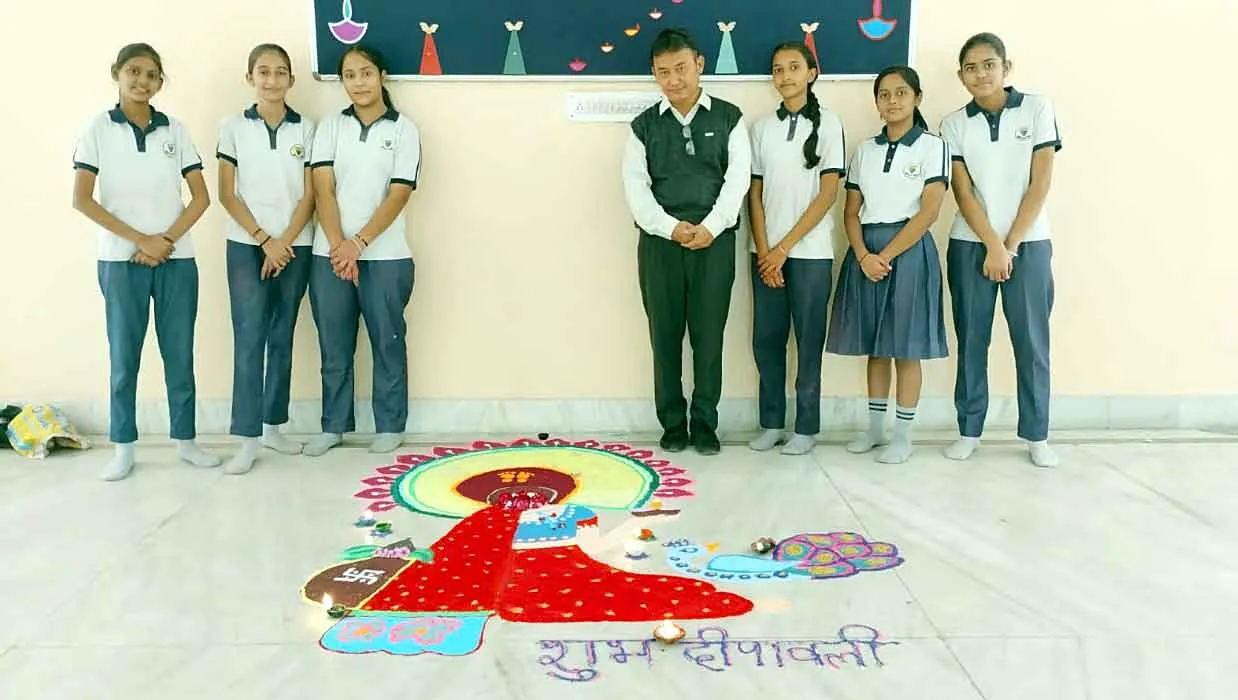 छात्र-छात्राओं के कलात्मक प्रयासों की सराहना