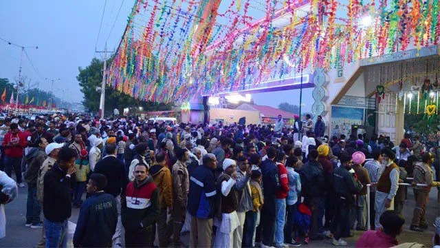 आश्रम की ओर आने वाले सभी मार्गों पर लगा जाम, देखें तस्वीरों में….