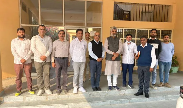 धर्मवीर मिर्ज़ापुर ने राजकीय वेटनरी पोलिक्लिनिक व कार्यलय वीर्य कोष अधिकारी का किया औचक निरीक्षण