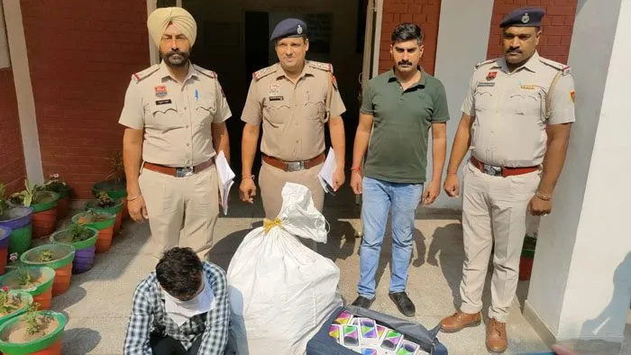 लाखों के मोबाइल गबन का आरोपी दबोचा