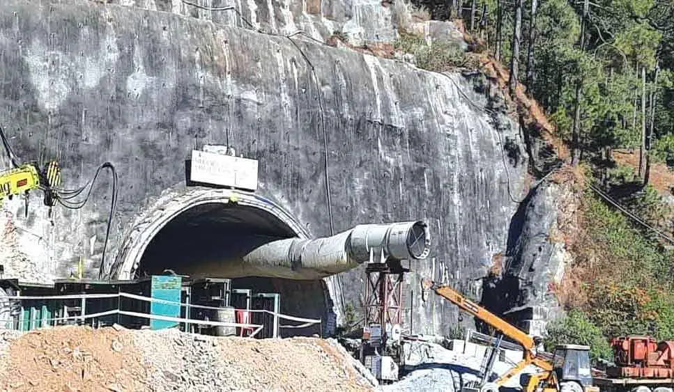 Uttarakhand Tunnel Latest News: श्रमिकों को बचाने के भरसक प्रयास, इन विकल्पों पर हो रहा काम