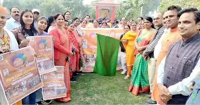 ‘वोट करूंगी, तभी तो बढूंगी’ स्लोगन के साथ महिला मार्च का आयोजन