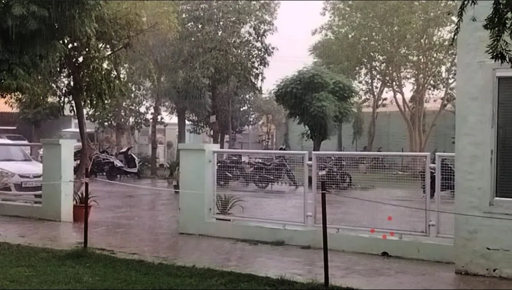 Rain in Delhi-NCR : हुई बारिश यहां-वहां, बदली फ़िज़ा की आबो-हया!