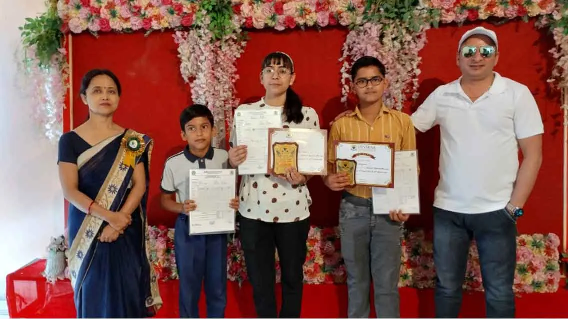 90 प्रतिशत से अधिक अंक हासिल करने वाले विद्यार्थी सम्मानित