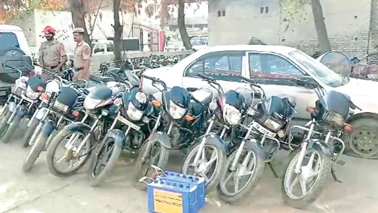 11 चोरीशुदा बाईकों सहित 4 आरोपी गिरफ्तार, चोरी की दो बैटरियां बरामद