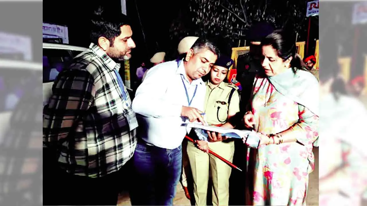 पुलिस व प्रशासनिक अधिकारियों ने अंर्तराज्जीय सीमा पर की चैंकिंग