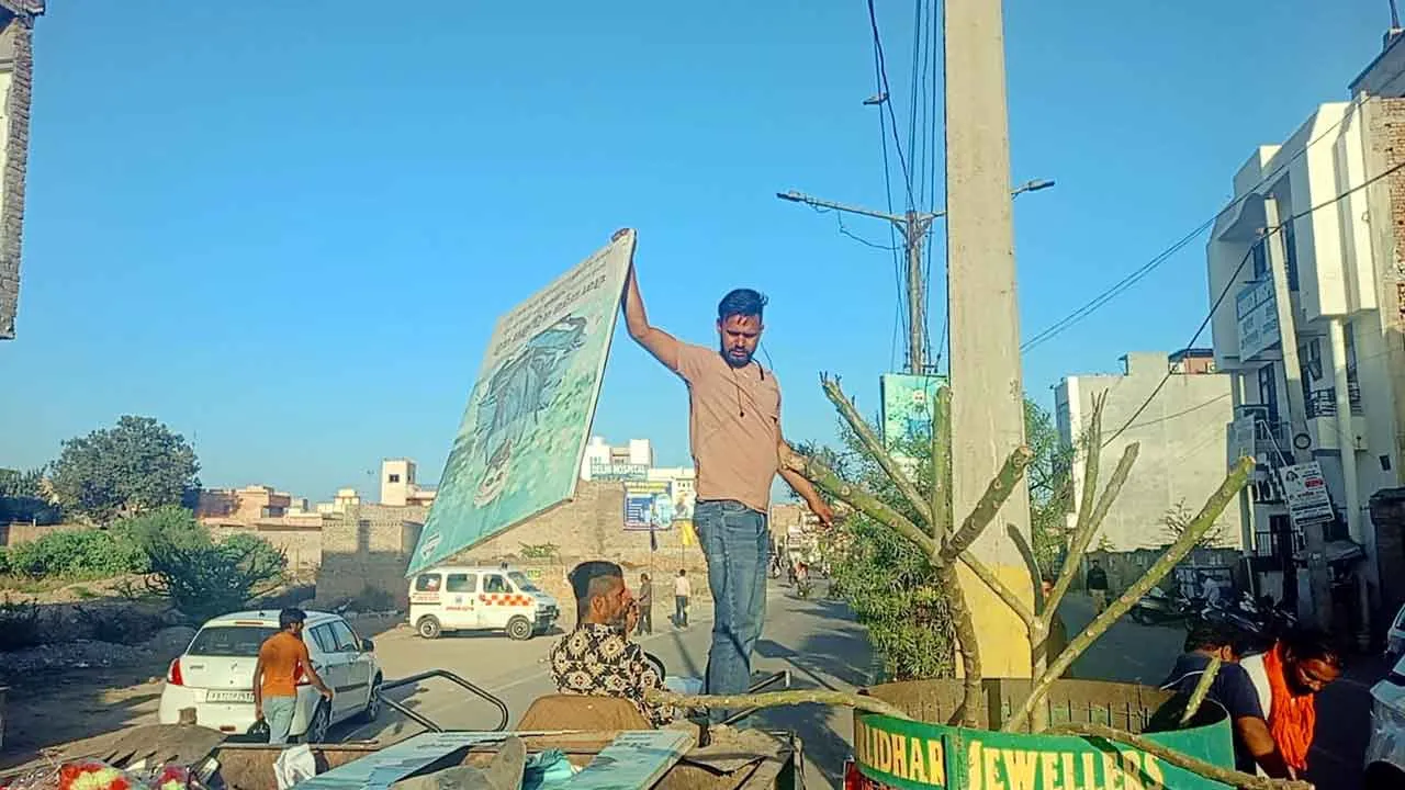 अबोहर में उतारे राजनीतिक पार्टियों के फ्लेक्स बोर्ड