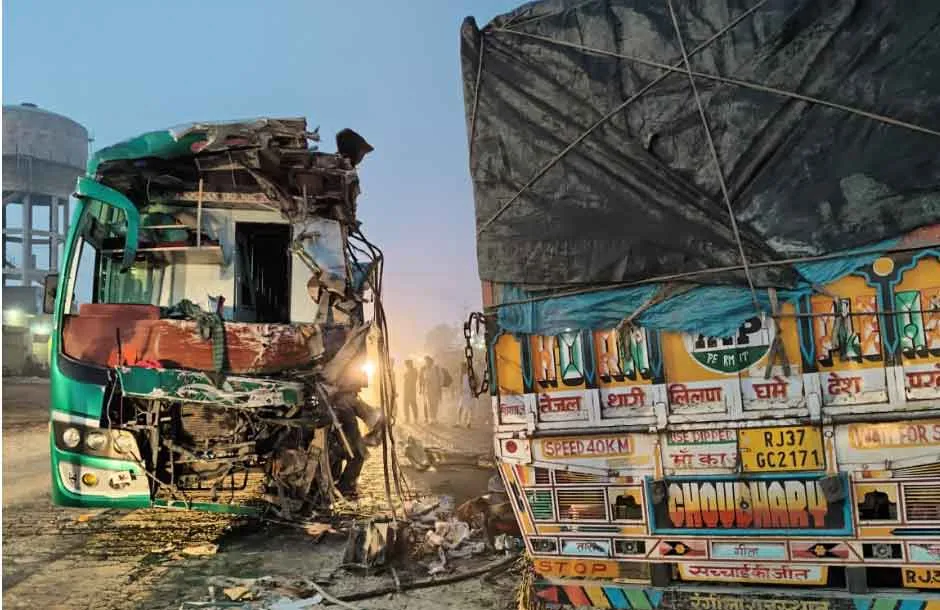 स्लीपर बस और ट्रक में भयानक भिड़ंत, दोनों के एक तरफ के परखच्चे उड़े!