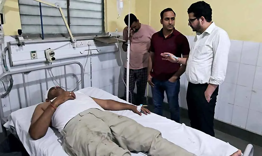 दबिश देने पहुंची पुलिस टीम पर हमला कर आरोपियों को छुड़ाया