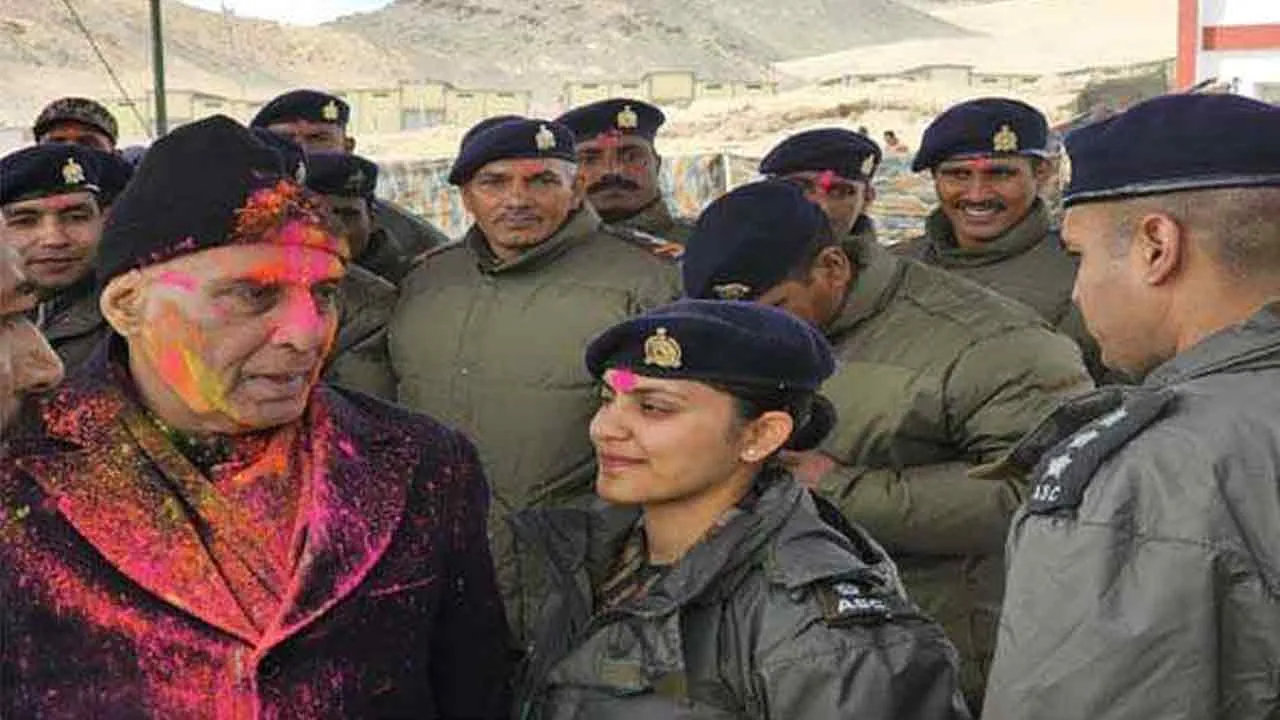 राजनाथ ने लेह में सैनिकों के साथ मनायी होली