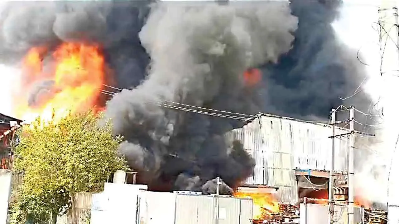Fire: केमिकल फैक्ट्री में लगी आग, दो अन्य फैक्ट्री भी आई चपेट में