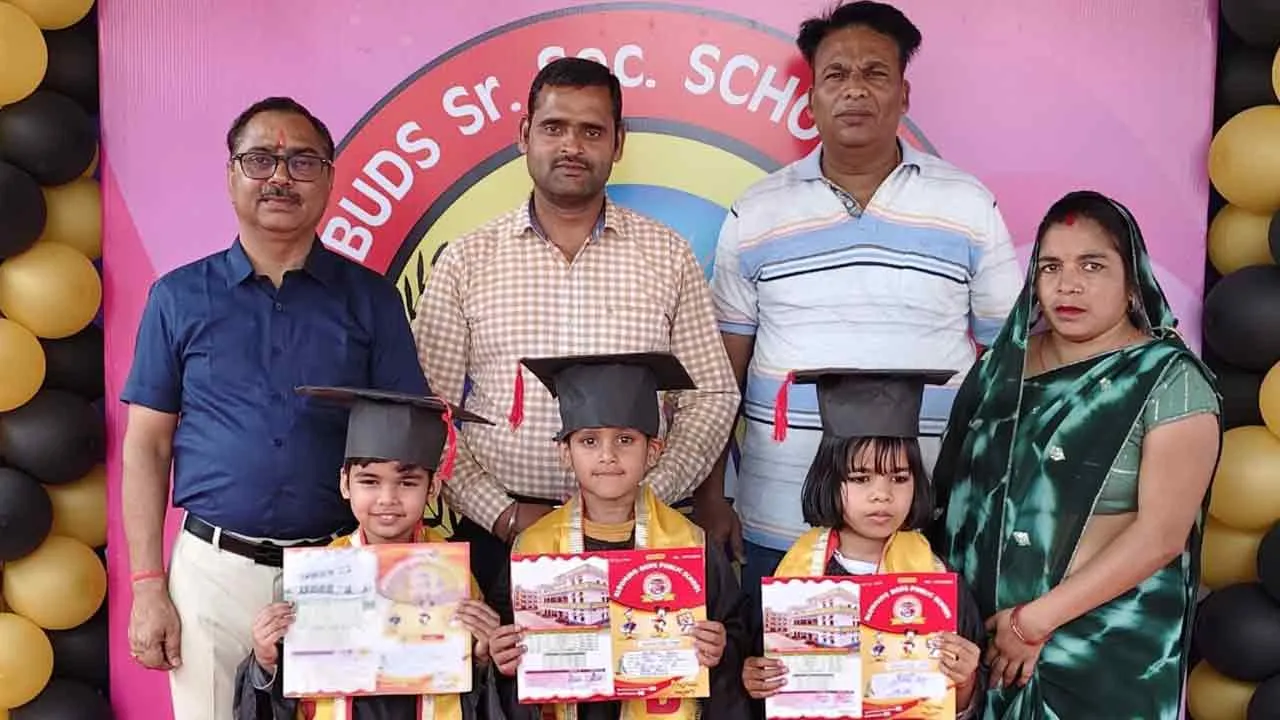 ब्लूमिंग स्कूल में मेधावी छात्र छात्राओं को किया गया सम्मानित