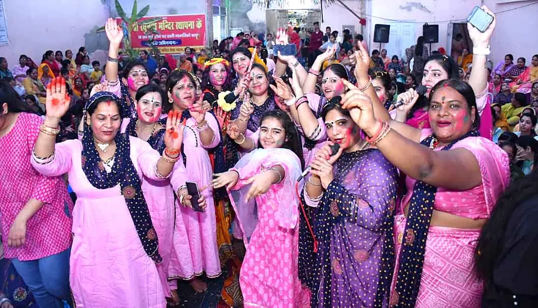 Holi 2024: फागोत्सव कमाल, खूब उड़ाया फूल-गुलाल! देखा न होगा ऐसा उत्सव!
