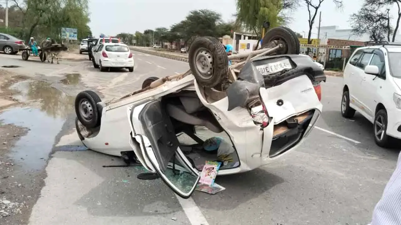 Road Accident: फिल्मी स्टाइल में टकराई गाड़ियां, एक महिला की मौत, छह घायल