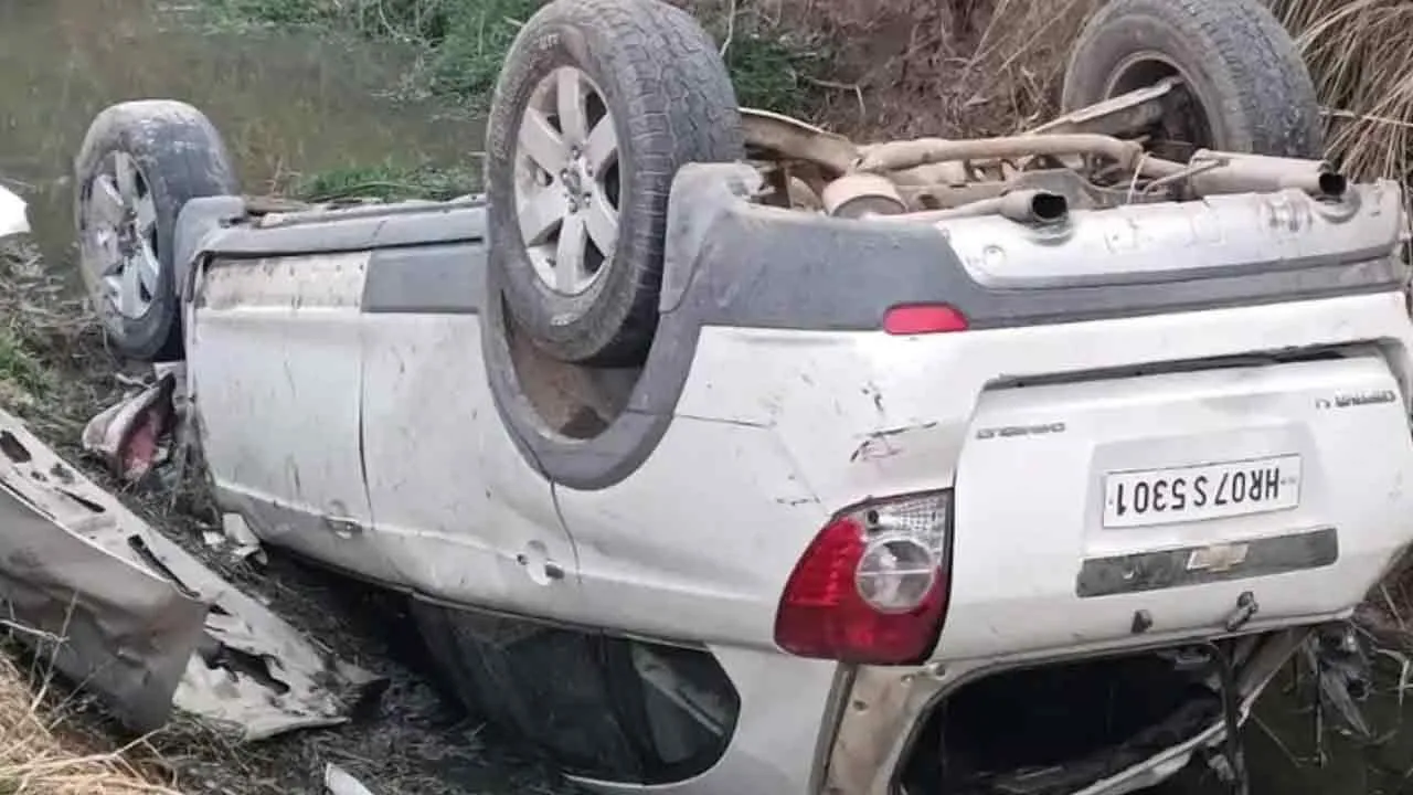 Road Accident: राष्ट्रीय राजमार्ग पर कार अनियंत्रित होकर खाई में गिरी, तीन लोगों की मौत