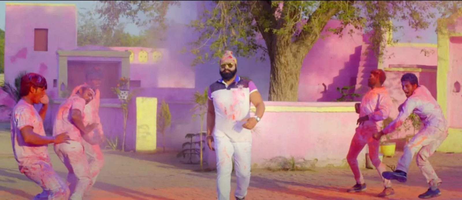 सुनें, होली पर पूज्य गुरु जी का Song