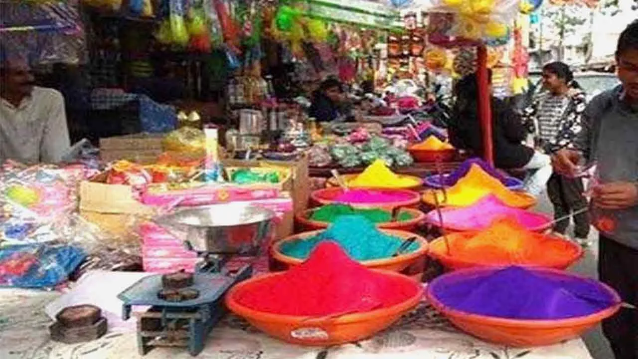 होली को लेकर राजधानी पटना के बाजार में रौनक