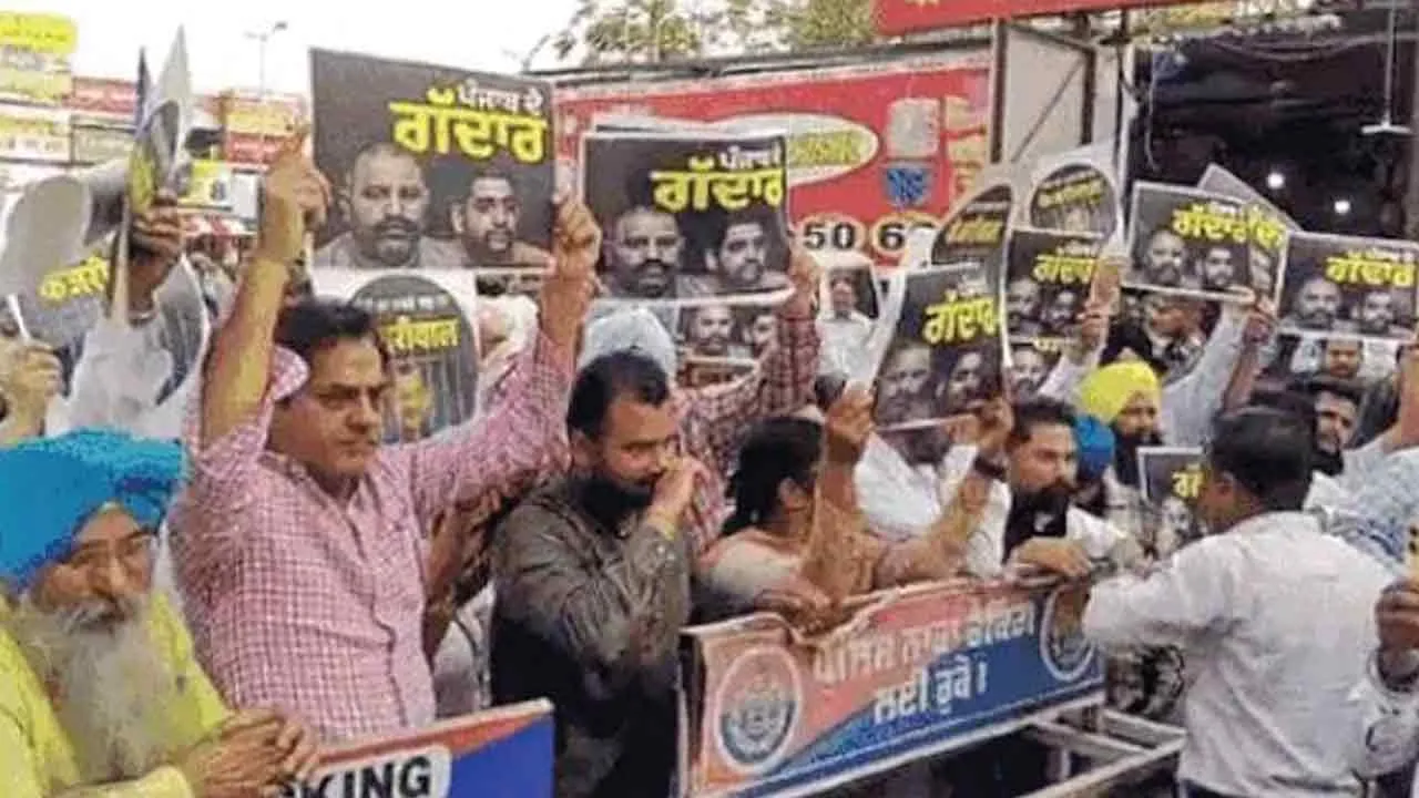 आप वर्करों ने पूर्व सांसद सुशील रिंकू व शीतल अंगुराल को ‘पंजाब गद्दार’ के पोस्टर दिखाए