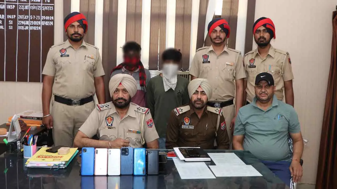 दो मोबाइल फोन चोर गिरफ्तार, छह मोबाइल फोन भी किए बरामद