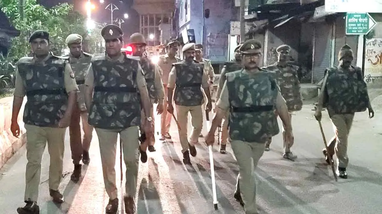 सुनसान सड़क पर कैराना पुलिस ने निकाला पैदल मार्च