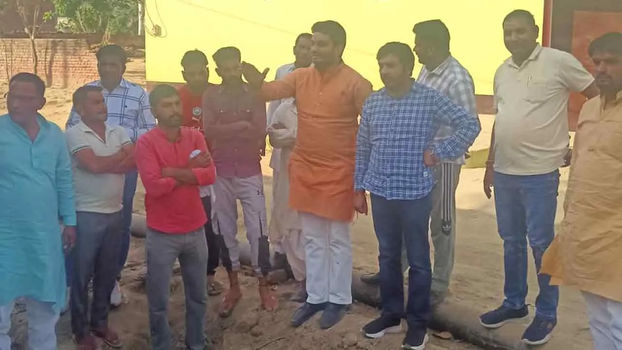 निर्माणाधीन नाले के निरीक्षण को पहुंचे पूर्व जिपं अध्यक्ष व ब्लॉक प्रमुख