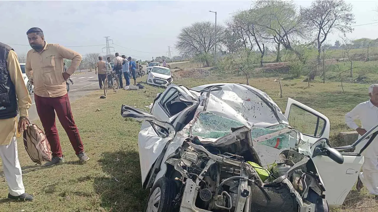 एसेंट कार-आल्टो की टक्कर, दो महिलाओं की मौत, चालक गंभीर
