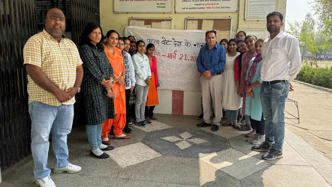 मेरा पहला वोट देश के नाम हस्ताक्षर अभियान चलाया