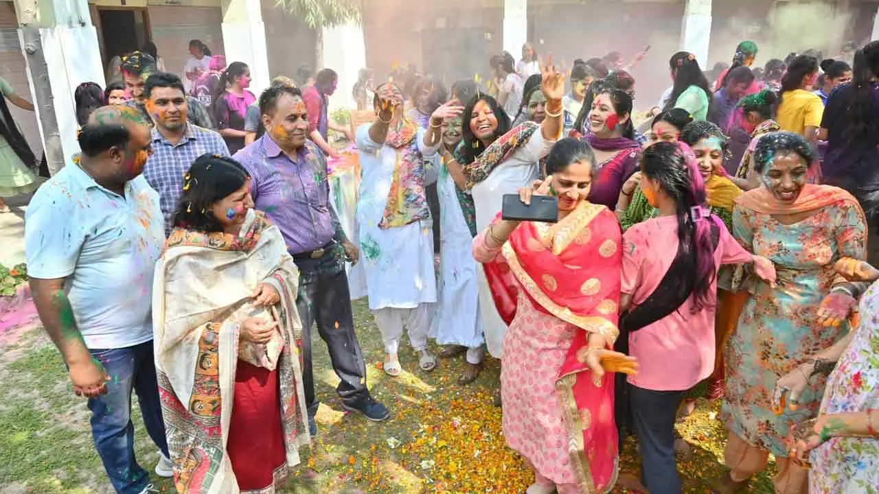 कन्या कॉलेज में मनाया होली उत्सव