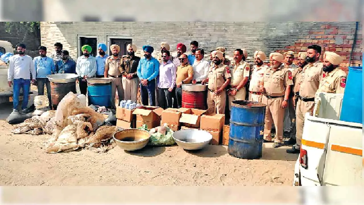 लोस चुनावों के मद्देनजर की छापेमारी, 21500 लीटर लाहन और 200 बोतलें जब्त