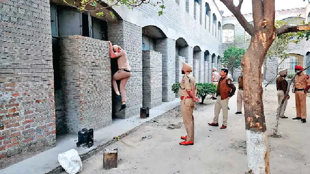 जेल में चलाया सर्च ऑपरेशन