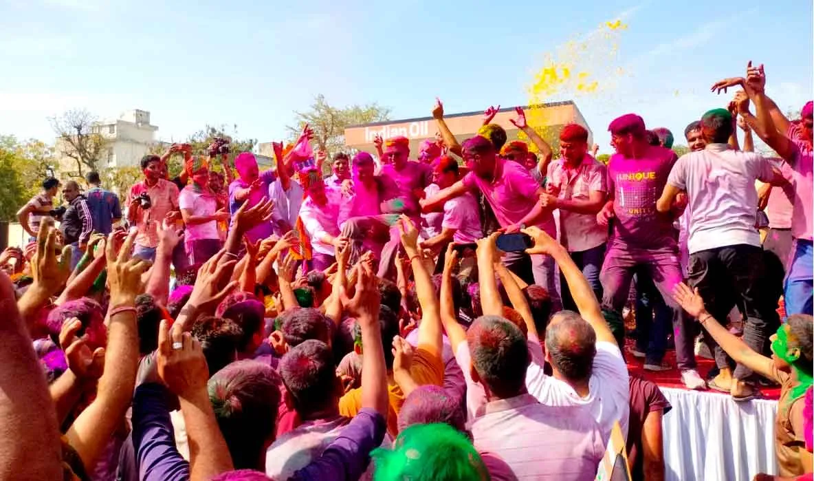 Police Holi Celebration: जयपुर कमिश्नर को कंधे पर उठाकर नाचे पुलिसकर्मी