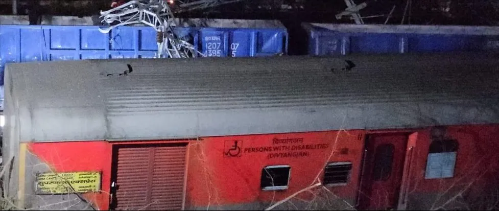 Big Train Accident : सुपरफास्ट ट्रेन पटरी से उतरी