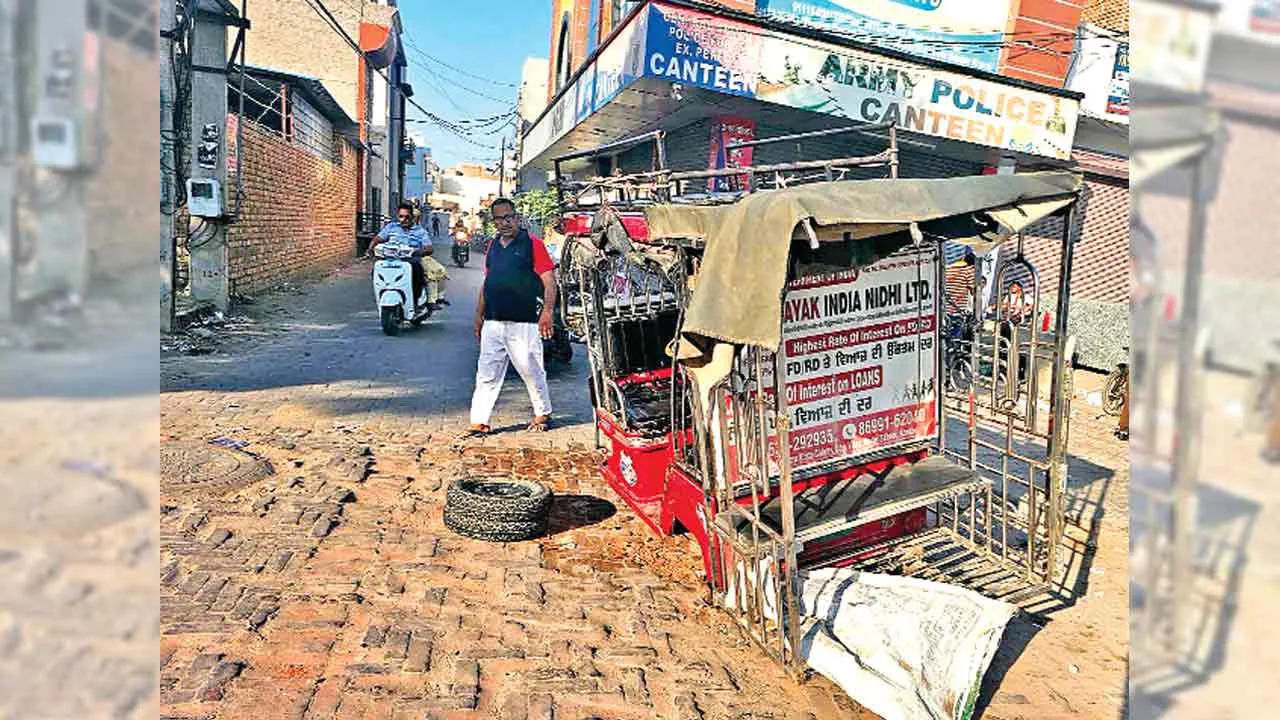 एक्सल टूटने से पलटा ई-रिक्शा, 7 बच्चे जख्मी
