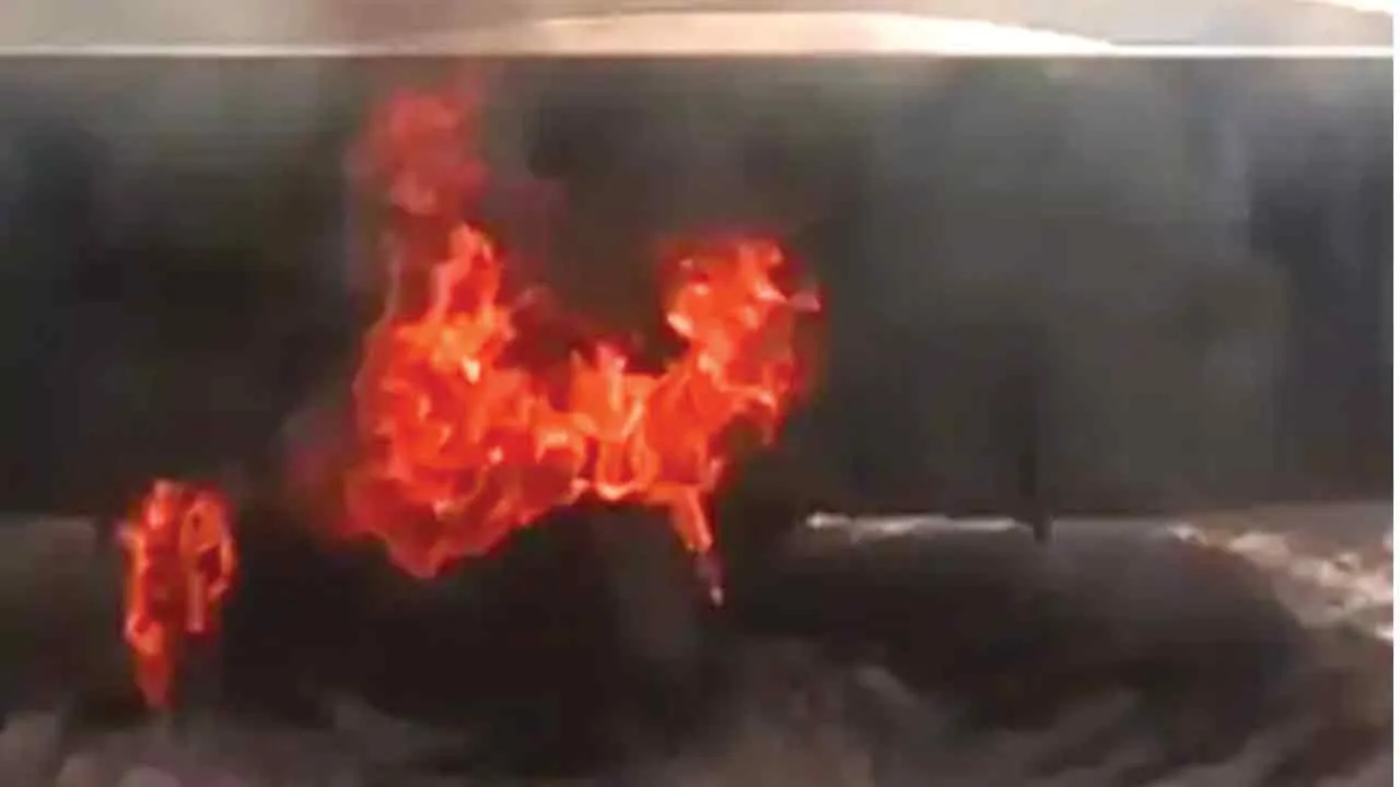 तीन एकड़ गेहूँ, पराली और ट्रॉली जलकर राख