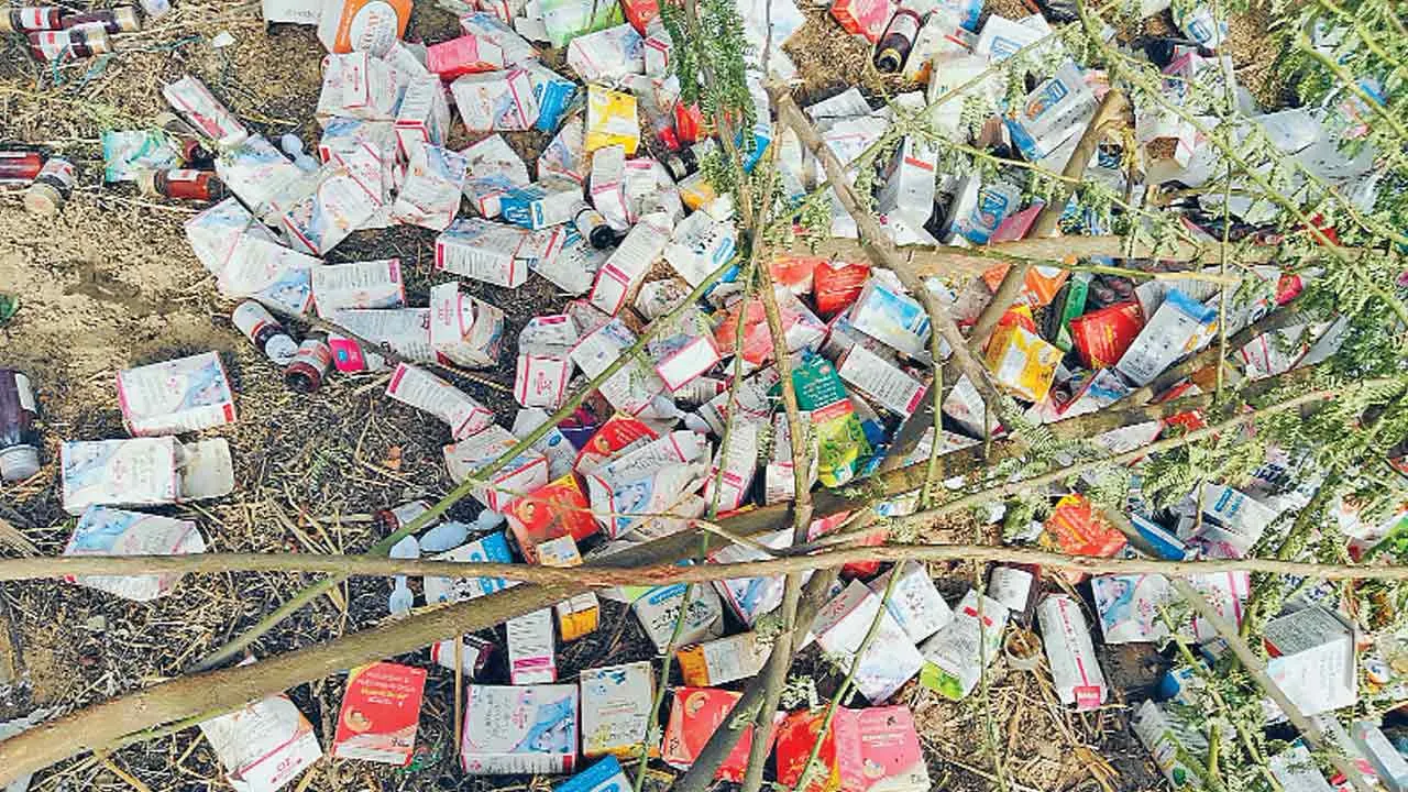अबोहर में खुले में फेंका एक्सपायर दवाईयों का जखीरा